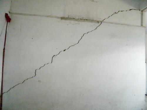 農(nóng)村自建房墻出現(xiàn)了裂縫。為什么？